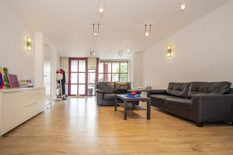 3 bedroom maisonette to rent, Quaker Street, Spitalfields, E1