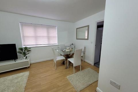 2 bedroom flat to rent, Plomer Avenue, Hoddesdon