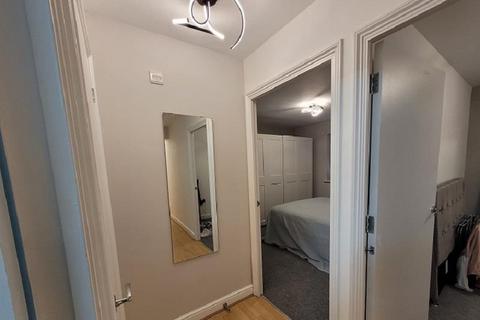 2 bedroom flat to rent, Plomer Avenue, Hoddesdon