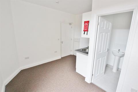 Studio to rent, Ashley Road, Parkstone, Poole