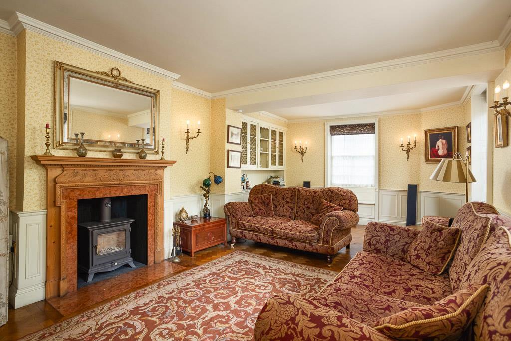 251 Sitting Room 1.jpg