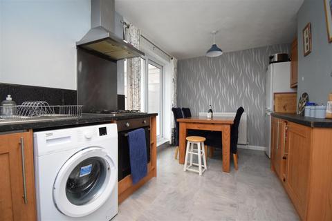 3 bedroom semi-detached house to rent, Park Road, Castleford WF10
