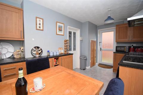 3 bedroom semi-detached house to rent, Park Road, Castleford WF10