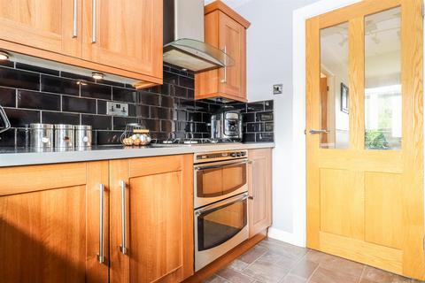 4 bedroom semi-detached house for sale, Wheatroyd Crescent, Ossett WF5