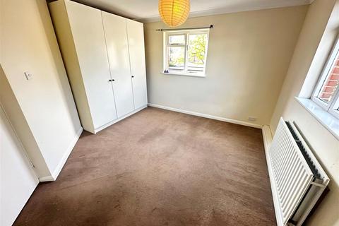 1 bedroom flat to rent, Hersham Road, Walton-On-Thames