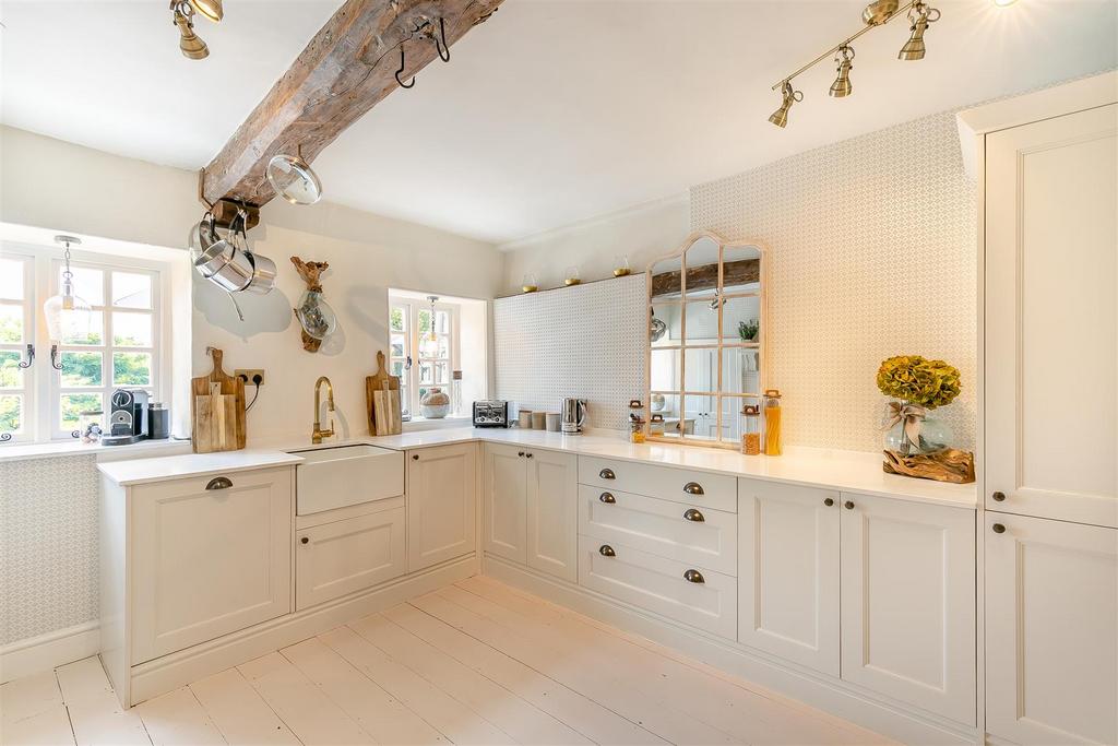 8599223-interior17.jpg