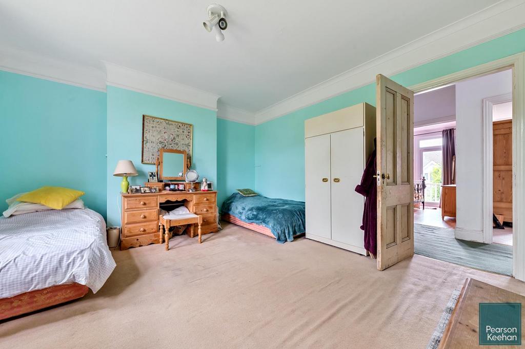 45 Langdale Gardens, BN3 4 HL (2).jpg