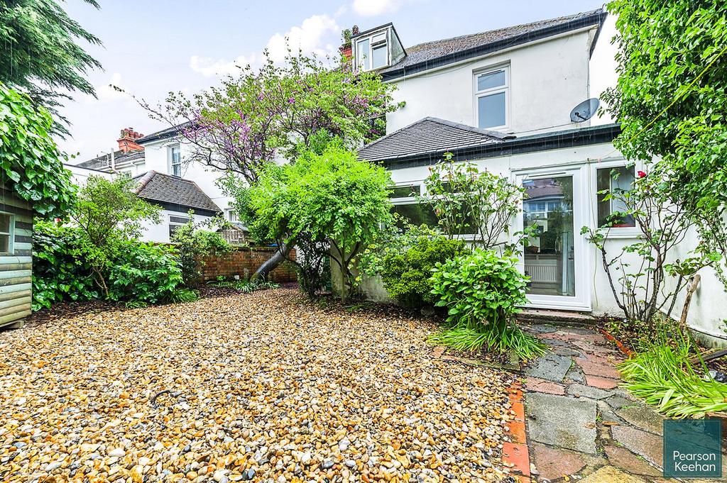 45 Langdale Gardens, BN3 4 HL (22).jpg