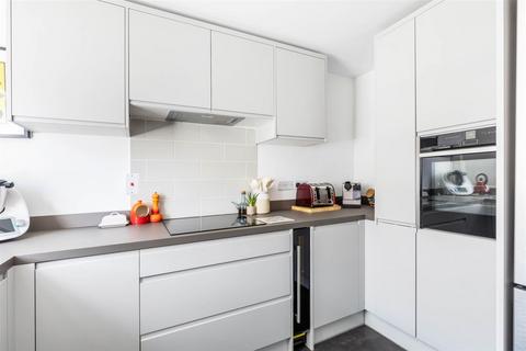 1 bedroom flat to rent, Dovecote Gardens, Mortlake, SW14