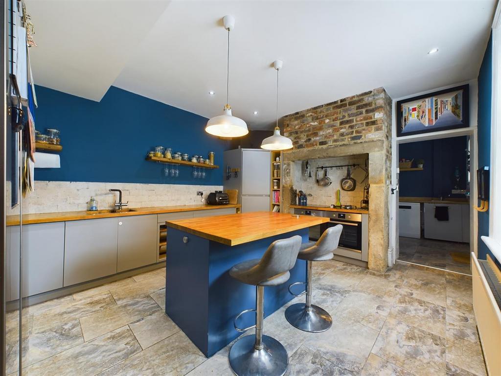 Kitchen 2.jpg