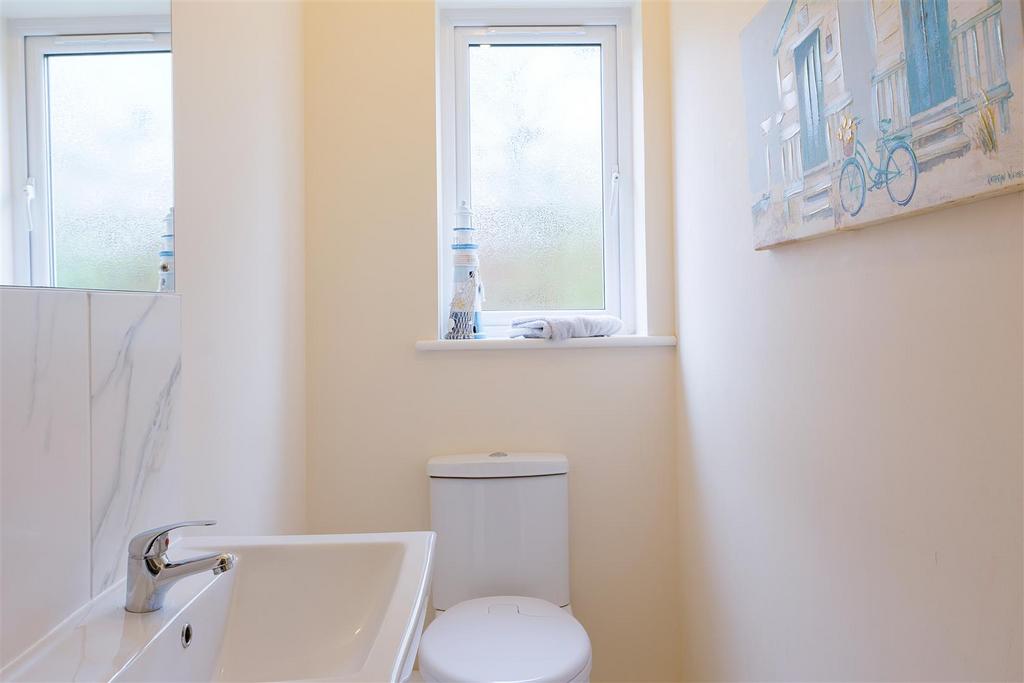 17 Downstairs Bathroom.jpg
