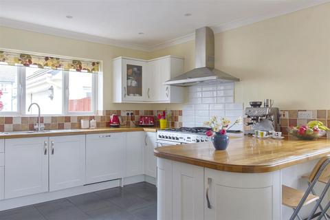 8 Cae Seiri, Carmarthen, SA31 2BZ