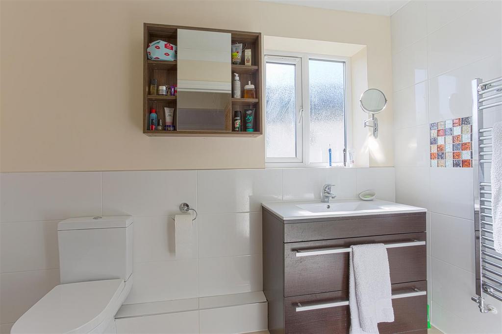 23 Master Ensuite.jpg