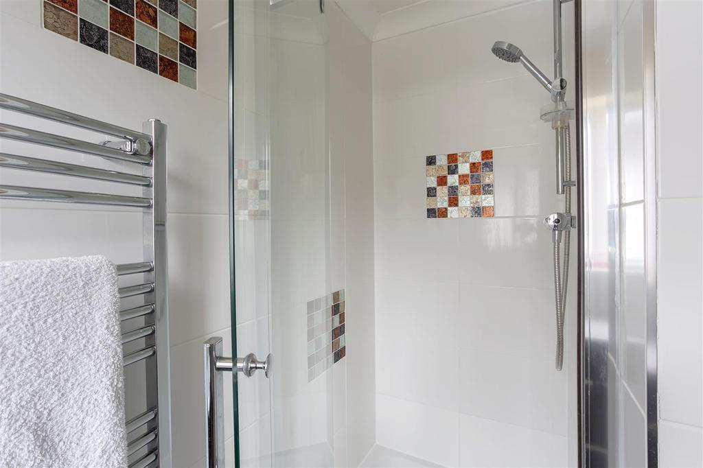 24 Master Ensuite.jpg
