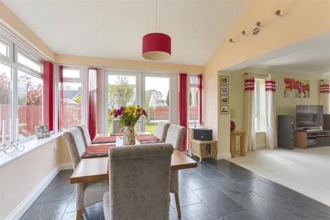 8 Cae Seiri, Carmarthen, SA31 2BZ