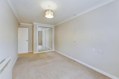 1 bedroom flat for sale, Gales Drive, Three Bridges RH10
