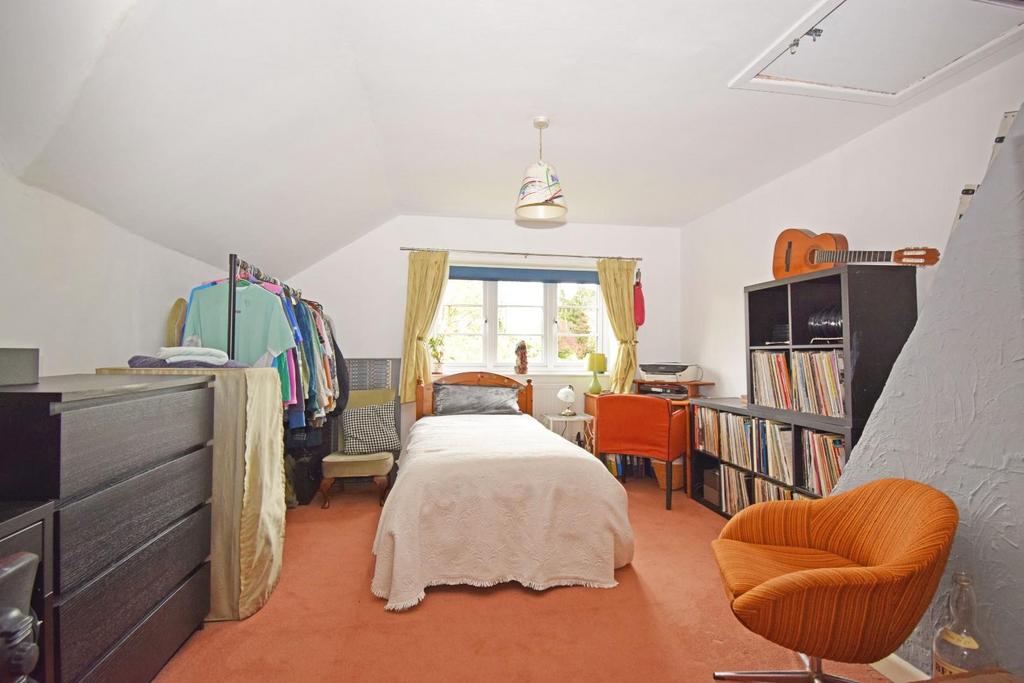 37 Fairfield Road, bed 2.jpg