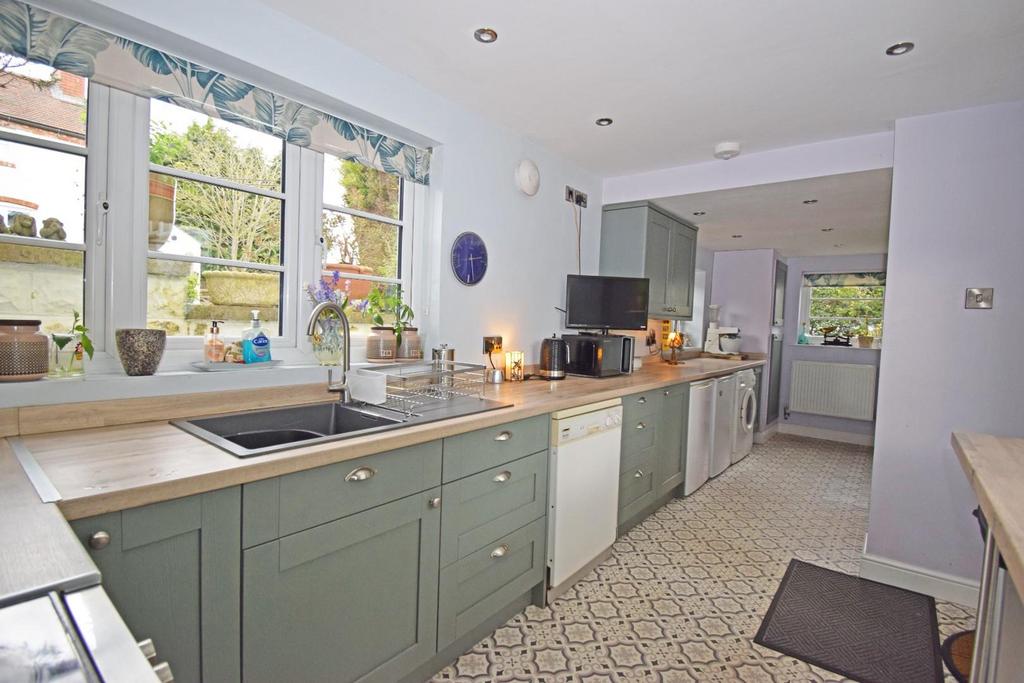 37 Fairfield Road, kitchen b.jpg