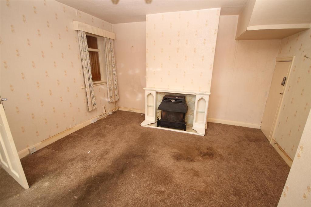 Leeds Old Road, Heckmondwike 3 bed semidetached house for sale £120,000