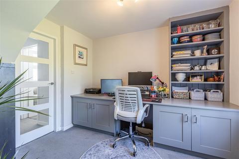 14 Gaveston Close, Byfleet, West Byfleet, KT14 7HE