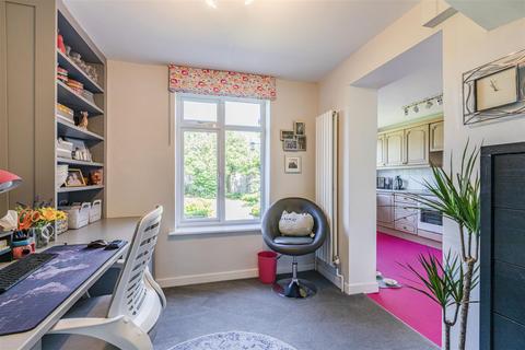 14 Gaveston Close, Byfleet, West Byfleet, KT14 7HE