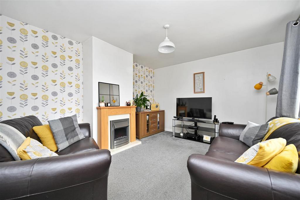 Queensway, Yeadon, Leeds 3 bed terraced house for sale £209,950