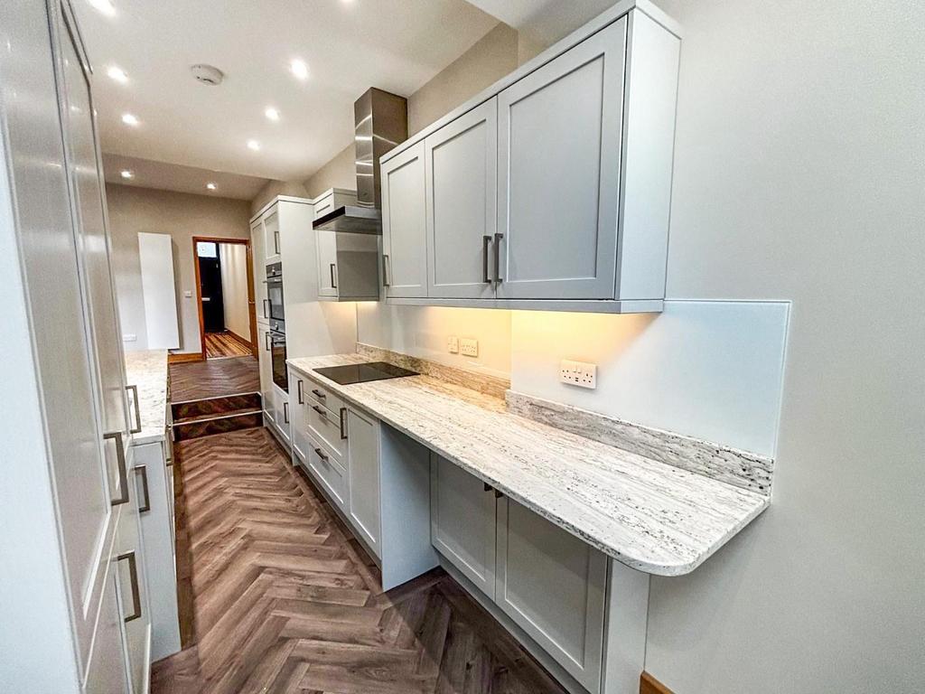 Kitchen 2.jpg