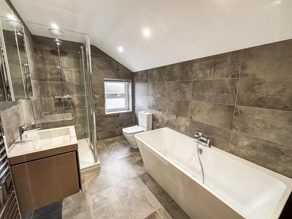 Bedroom One En Suite.jpg