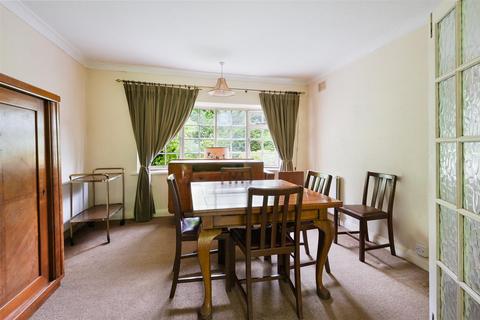 242 Chipstead Way, Woodmansterne, Banstead, SM7 3LQ