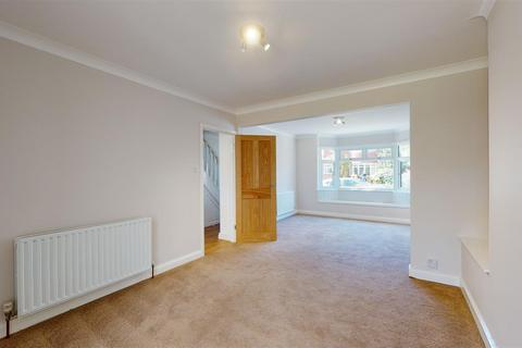 4 bedroom semi-detached house to rent, Queens Walk, Stamford