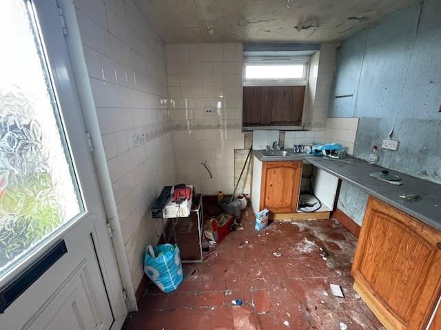 Lot 5 - Kitchen..jpg