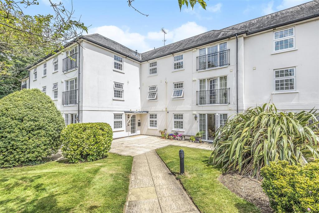 Ockham Road South, East Horsley 3 bed apartment to rent £1,700 pcm (£