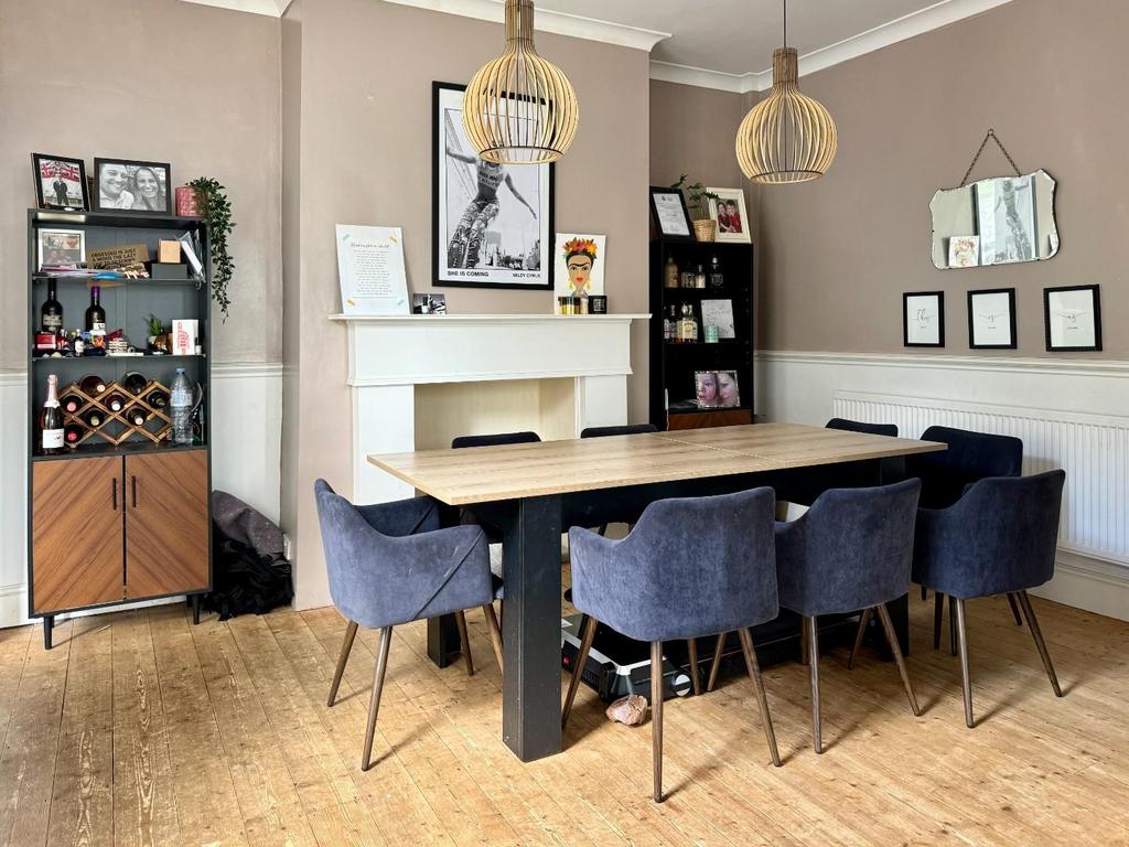 Lounge/Dining Room