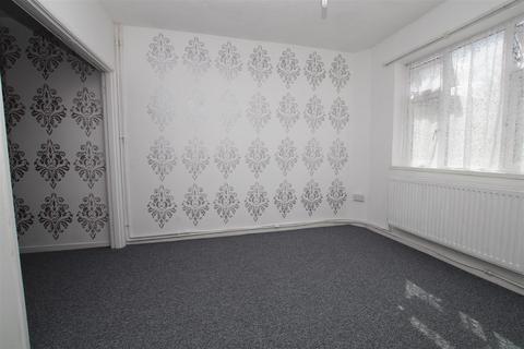 3 bedroom terraced house to rent, Bourne Road, Swindon SN2