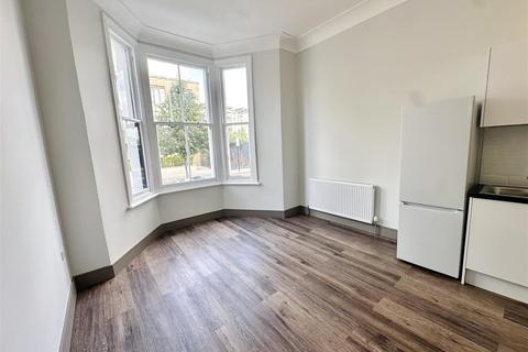 2 bedroom flat to rent, Seagrave Road, Fulham, London, SW6