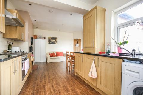 2 bedroom flat to rent, Bavington Drive, Newcastle Upon Tyne NE5