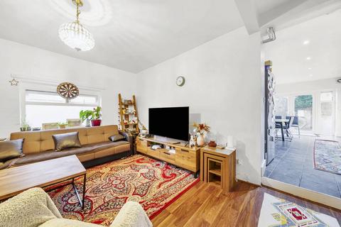 3 bedroom end of terrace house for sale, Edward Avenue, London E4