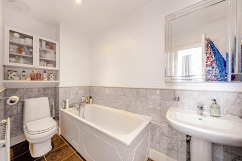 17d Belsize Crescent, London, NW3 5QY