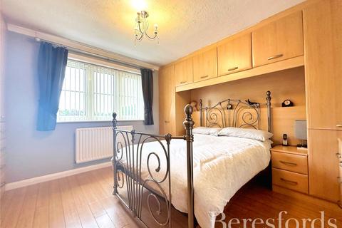 3 bedroom semi-detached house for sale, Henderson Close, Hornchurch, RM11