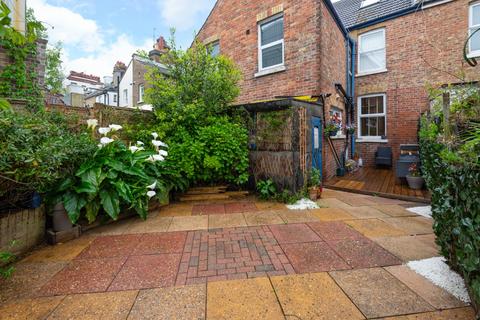 7 Bradstone Avenue, Folkestone, CT19 5AQ
