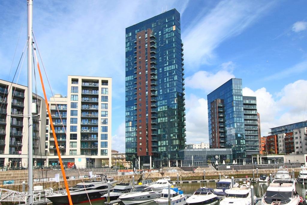 Ocean Village, Southampton 3 bed flat for sale £525,000