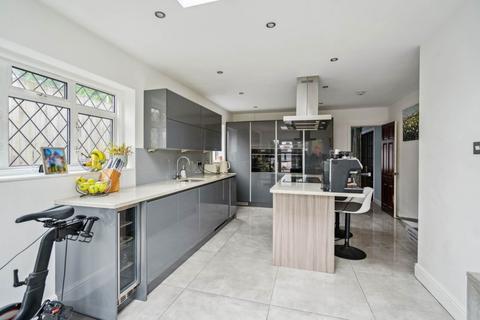 4 bedroom detached house for sale, Sparrows Herne, Bushey