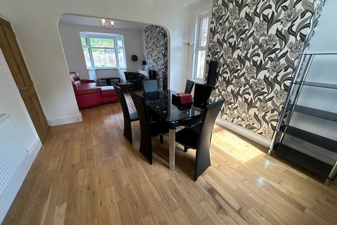 3 bedroom end of terrace house to rent, Scalpcliffe Road, Burton-On-Trent, DE15