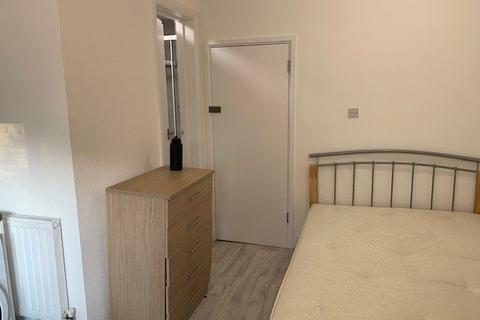 Studio to rent, The Broadway, Mill Hill NW7