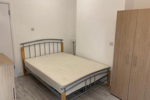 Studio to rent, The Broadway, Mill Hill NW7
