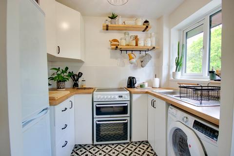 1 bedroom flat for sale, NETLEY COMMON! GORGEOUS KITCHEN! PARKING! A MUST SEE!