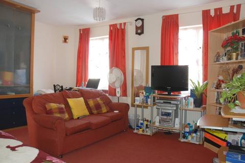5 Newcombe Gardens, Hounslow, TW4 5DN
