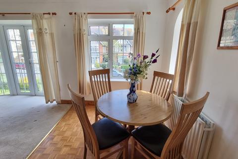 2 bedroom flat for sale, Garden Close, Bexhill-on-Sea, TN40