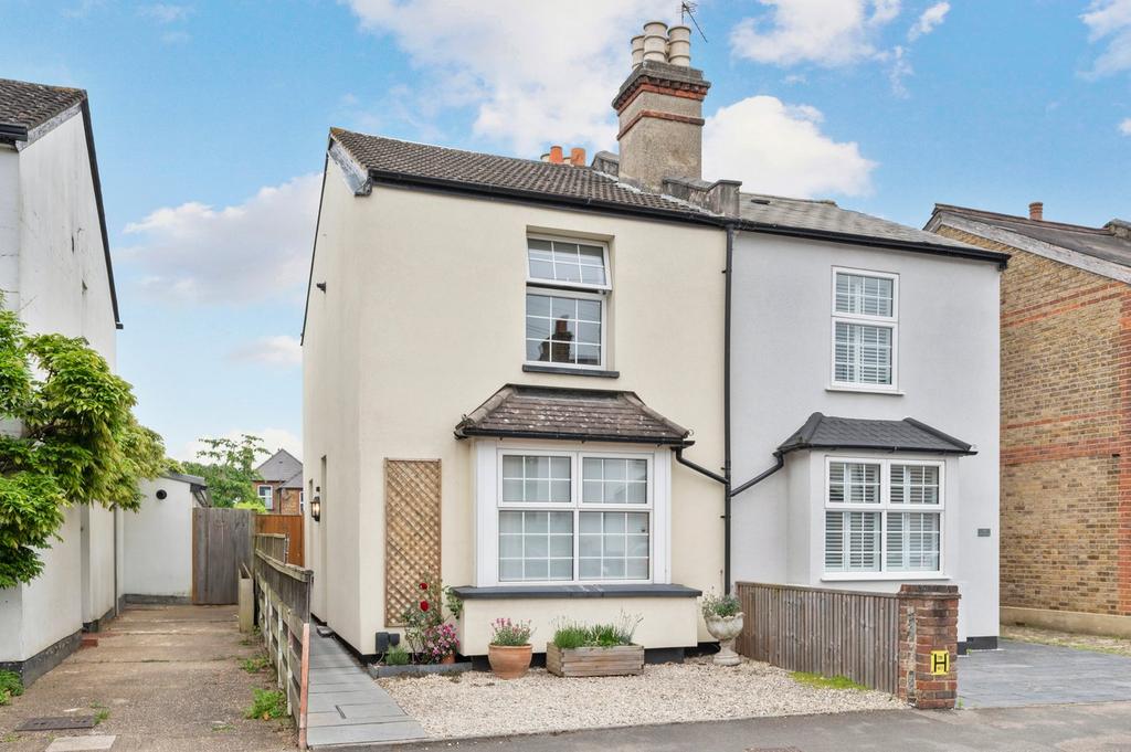 Albany Road, Hersham, KT12 2 bed semidetached house for sale £525,000