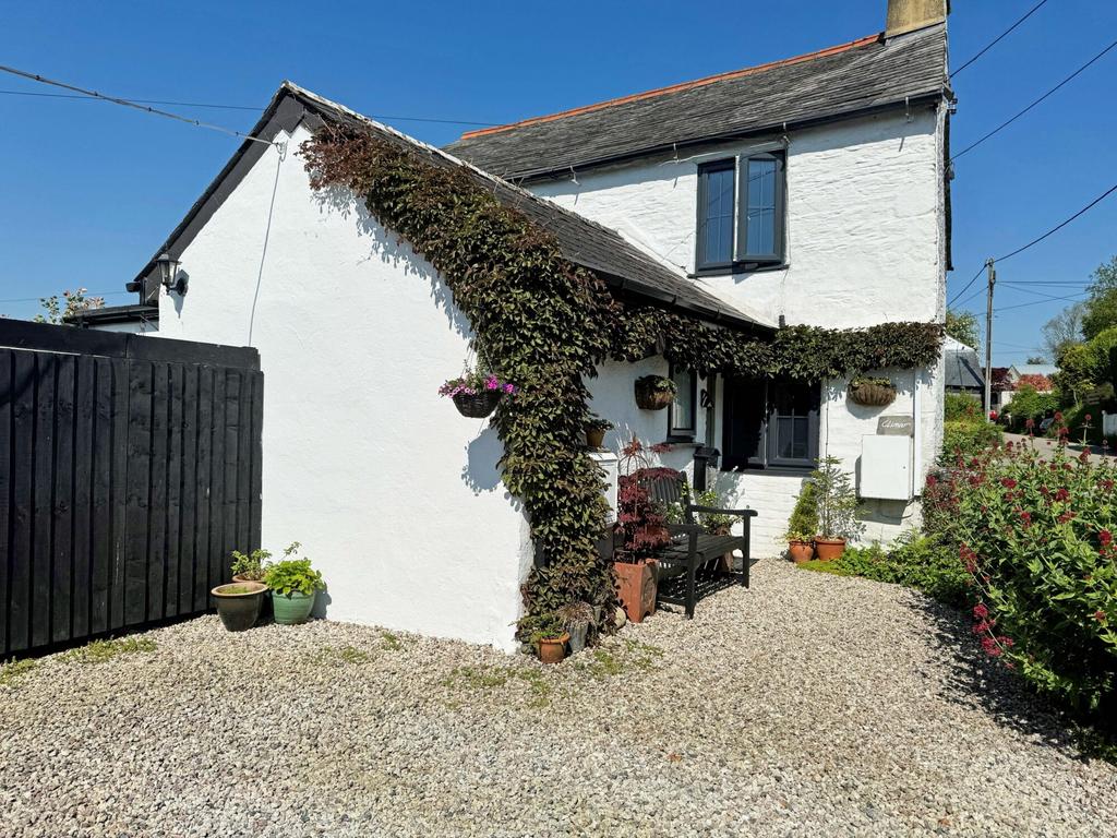 Stoke Climsland 2 bed cottage for sale £305,000